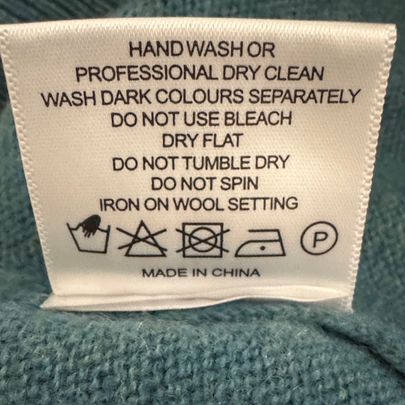 100% Lambswool Men's Teal V-Neck Sweater - Picture 8 of 15